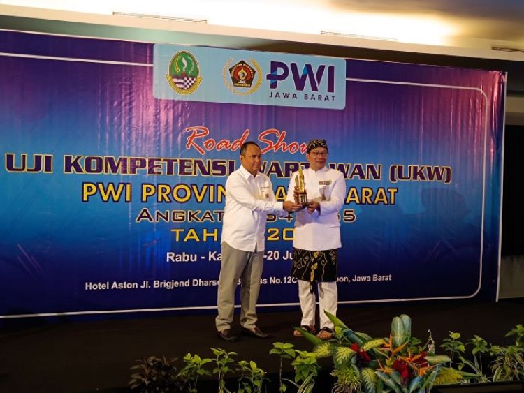 Banyak Berperan dalam Program UKW Gratis, Emil Diberi Penghargaan PWI Jabar