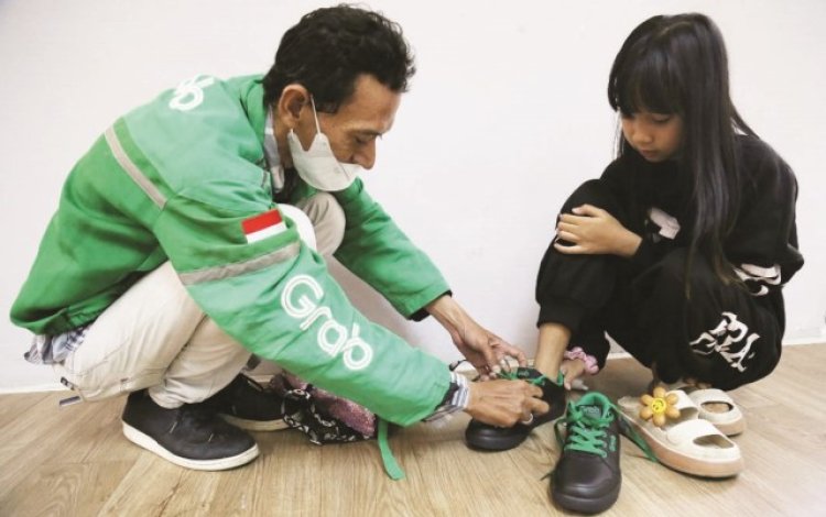 Ribuan Anak Mitra Pengemudi Grab Indonesia Dapat Sepatu Istimewa