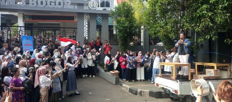 Mengenakan Putih-Abu, Ratusan Emak-emak Geruduk SMAN 3 Kota Bogor
