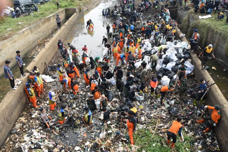 Peringati Hari Sungai Nasional, Pandawa Grup  Bersih-bersih Bendungan Bugel Cileunyi Bandung