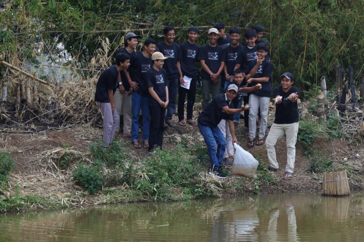 Ganjar Muda Padjadjaran Tebar Bibit Ikan di Kabupaten Bandung