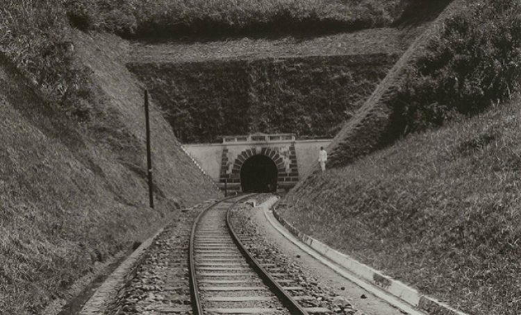 Menelisik Sejarah Singkat dan Ritual Sesajen Pembangunan Terowongan Sasaksaat di Cipatat KBB