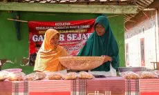Ganjar Sejati Latih Orang Tua Produksi Keripik Pisang di Subang
