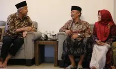 Ganjar Sowan ke Ponpes Keluarga Mbah Moen di Cirebon, Dialog Hangat Bersama Ulama-Santri