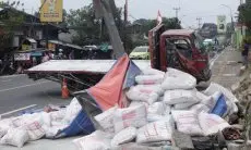 Truk Engkel Tua Terbalik di Tanjakan Selarong Puncak, Diduga Alami Rem Blong