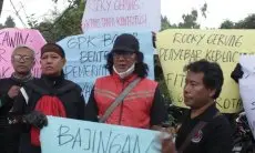 Warga Kabupaten Bogor dan Komunitas Ojol Indonesia Geruduk Rumah Rocky Gerung di Babakan Madang