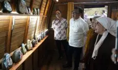 Iwan Setiawan Terkesan dengan Lukisan Batu Lady Diana