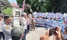 Ontrog Pemkab Cirebon, Ratusan Massa Gemawi Tuntut Rocky Gerung Dipenjara