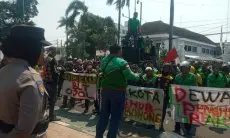 Geruduk Balai Kota, Ratusan Ojol di Kota Cirebon Tuntut Pencairan BLT