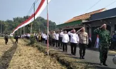 Unik, Jelang Peringatan HUT RI Polisi dan Warga Berikan Penghormatan kepada Bendera Merah Putih Sepanjang 1.750 Meter
