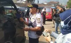 Lakukan Pembinaan, Dishub KBB Tes Urine Puluhan Sopir Angkot Cililin-Cimahi