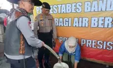 Kesulitan Air, Polrestabes Bandung Kirim 10 Ribu Air Bersih Bagi Warga