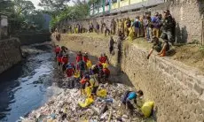 Angkat Material Sedimentasi, Pemkot Bandung Lakukan Pengerukan di Sungai Cikendal