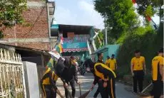 Kompak, Satres Narkoba Polres Cimahi dan Warga Cikahuripan Gawe Bareng Bebersih Lingkungan