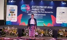 EB Batik Kenalkan Koleksi Terbaru dengan Tema Merah Biru
