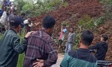 Longsor Putuskan Jalur Banjarwangi-Singajaya Garut