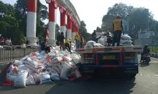 Truk Patah As, Ratusan Karung Beras Berserakan di Aspal