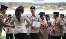 Dedie Disematkan Lencana Dharma Bhakti Pramuka