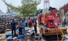 Delapan Kereta Bekas di PKLG Purwakarta Terbakar, Perjalanan KA di Stasiun Purwakarta Tidak Terganggu