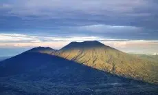Mendaki Gunung Singgalang, Nikmati Pemandangan yang Indah Pegunungan dan Lembahnya