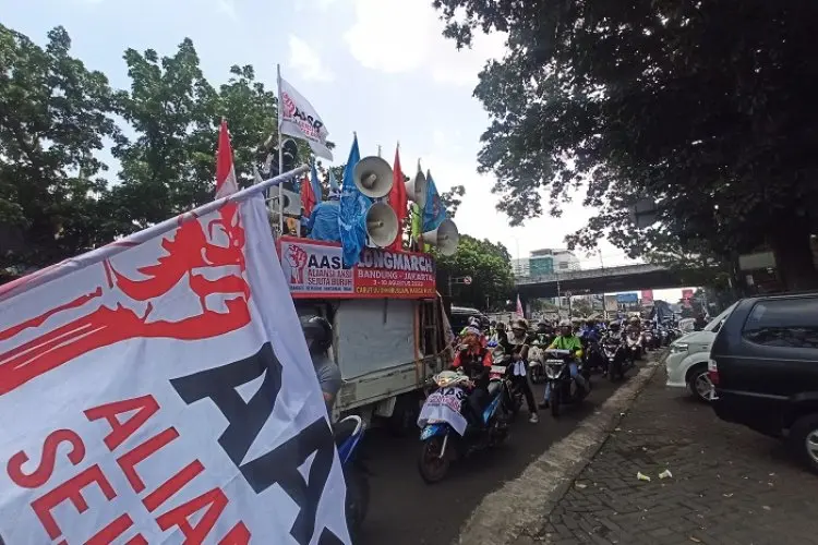 FOTO : Aliansi Aksi Sejuta Buruh Longmarch ke Jakarta