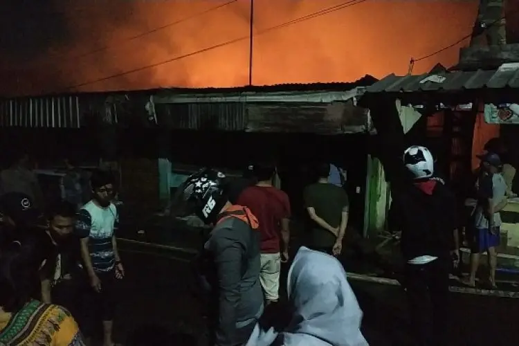 160 Kios Pasar Sadang Serang Kota Bandung Hangus Terbakar