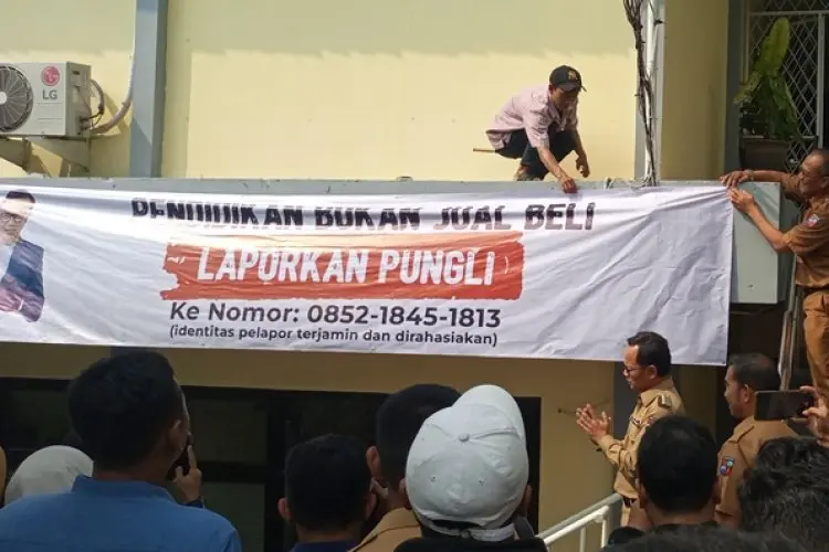 Bima Arya Keliling SMP di Bogor, Pasang Spanduk Pengaduan Pungli