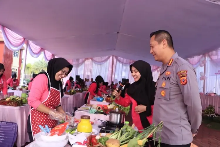 Ibu-ibu Bhayangkari Polresta Bandung Ikuti Lomba Masak