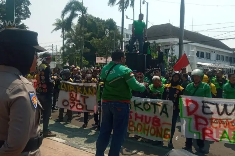 Geruduk Balai Kota, Ratusan Ojol di Kota Cirebon Tuntut Pencairan BLT
