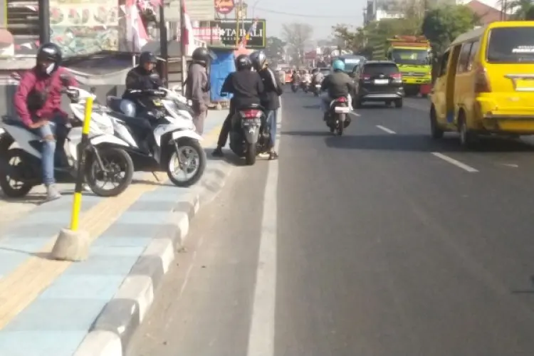 Trotoar yang Baru Rampung Malah Digunakan Pengendara Motor, Begini Kata Warga KBB