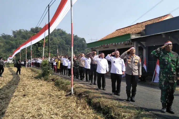 Unik, Jelang Peringatan HUT RI Polisi dan Warga Berikan Penghormatan kepada Bendera Merah Putih Sepanjang 1.750 Meter