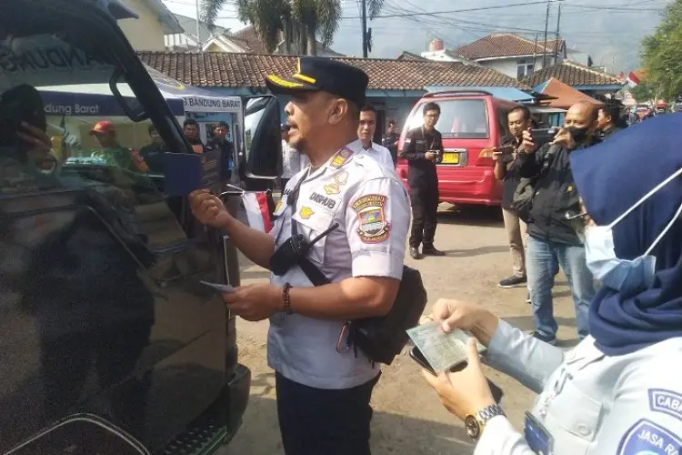 Lakukan Pembinaan, Dishub KBB Tes Urine Puluhan Sopir Angkot Cililin-Cimahi