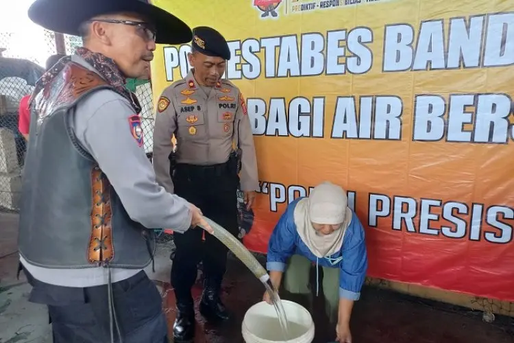 Kesulitan Air, Polrestabes Bandung Kirim 10 Ribu Air Bersih Bagi Warga