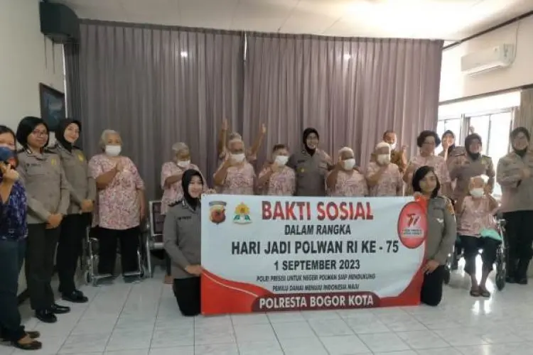 Polwan Polresta Bogor Kota Sambang Silaturahmi Bakti Sosial ke Oma dan Opa di Panti Jompo Hana Gedong 7