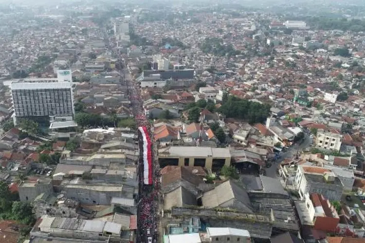 Bendera Merah Putih Raksasa Diarak Ribuan Warga Bogor Diiringi Marching Band