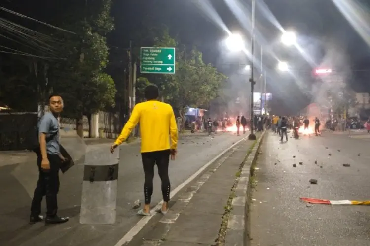 DAGO Mencekam, Semalam Warga  vs Polisi Bentrok  Dekat Terminal