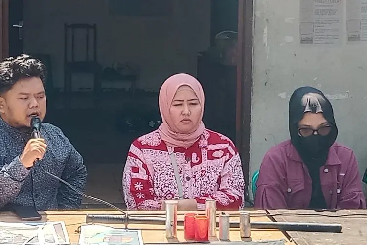 Kena Imbas Gas Air Mata, Bayi 8 Bulan di Dago Elos Diamankan di Atap Rumah