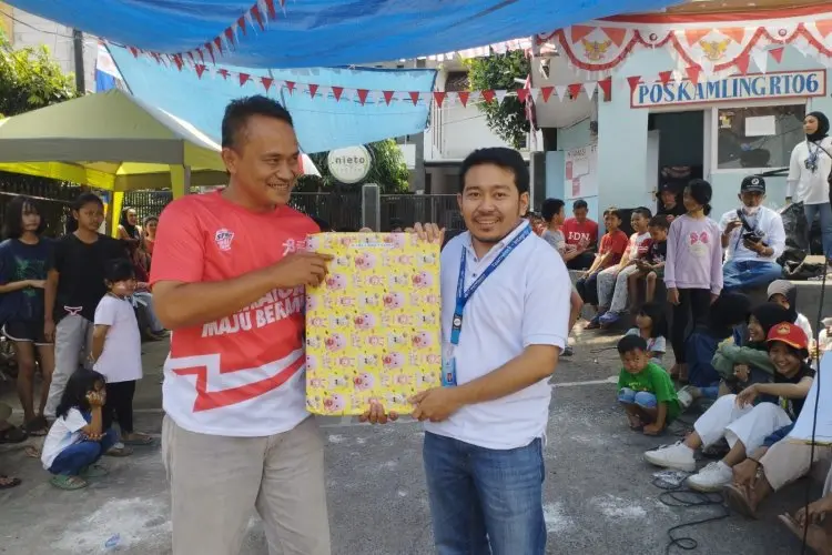 Semarak Kemerdekaan RI, WOM Finance Donasikan Tempat Sampah