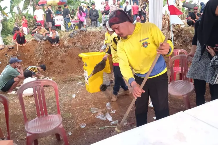 Pasukan Kuning Jaga Kebersihan Selama Pesta Rakyat HUT RI ke- 78 di Kota Bogor