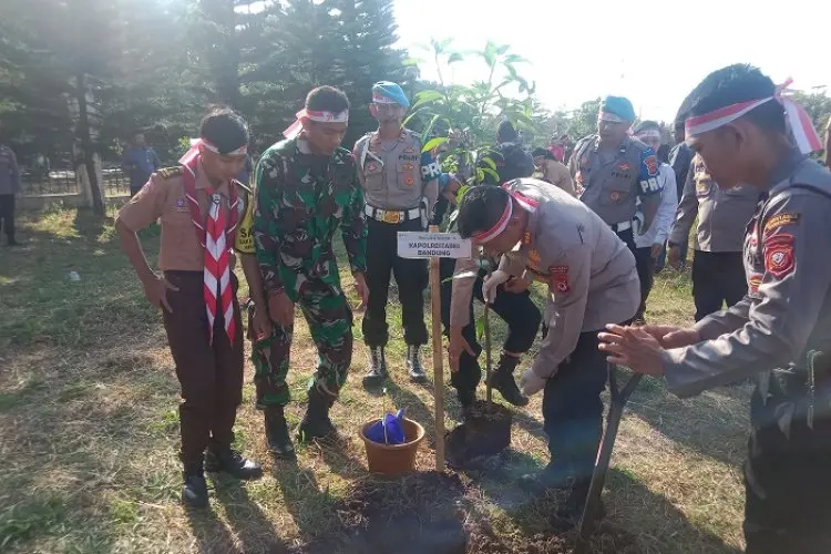 Lakukan Penghijauan Sejak Dini, Polrestabes Bandung dan Jajaran Tanam Ribuan Pohon