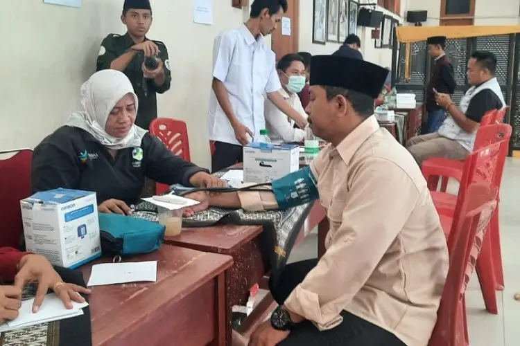 Ponpes KHAS Kempek Gelar Pengobatan Gratis untuk 1.000 Pasien