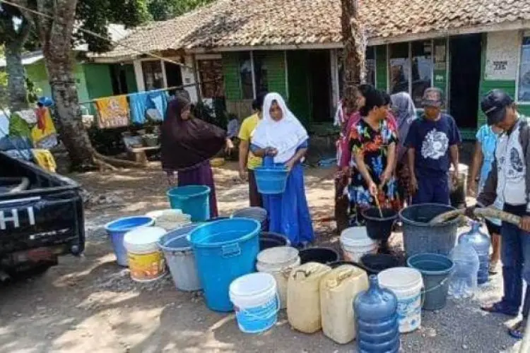 Tukang Cukur Asgar Indonesia Bantu Air Bersih Warga Kampung Koromoy Cibatu