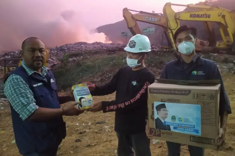 JQR Bangun Tenda Medis dan Bagikan 1000 Masker ke Warga Terdampak Kebakaran TPA Sarimukti