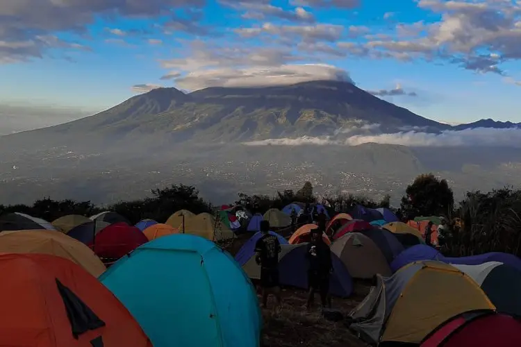 Dianggap Sebagai Tempat yang Sakral, Pendakian Gunung Penanggungan Relatif Mudah dan Populer