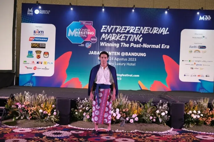 EB Batik Kenalkan Koleksi Terbaru dengan Tema Merah Biru