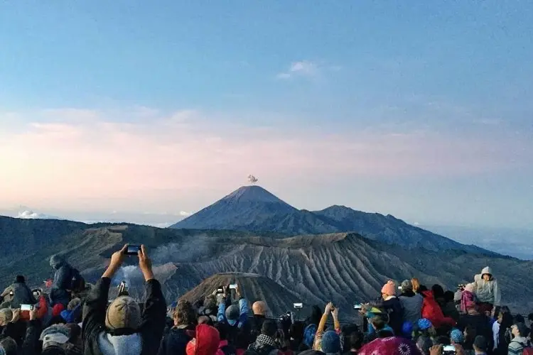 Menyaksikan Matahari Terbit di Atas Bromo dari Gunung Penanjakan, Paling Ikonik di Indonesia