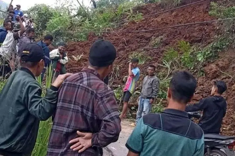 Longsor Putuskan Jalur Banjarwangi-Singajaya Garut