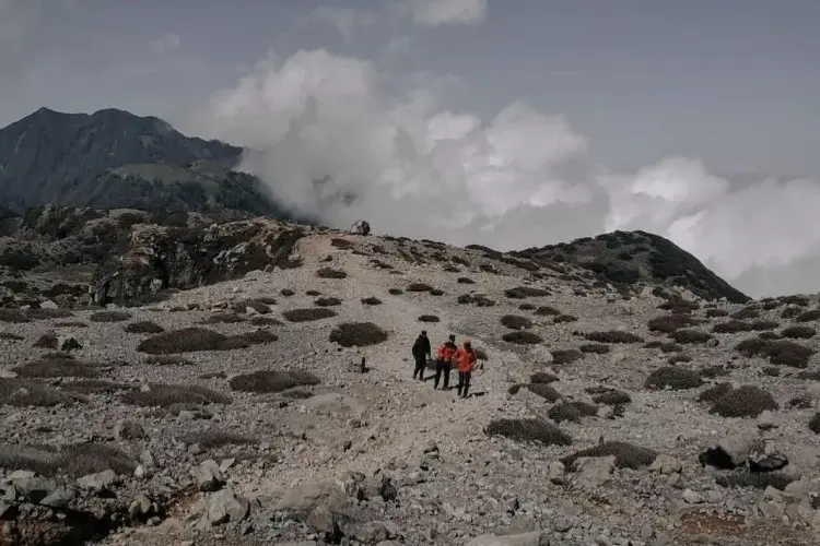 Nikmati Panorama yang Spektakuler dari Puncak Gunung Welirang, Yuk Ajak Teman Kamu Muncak!