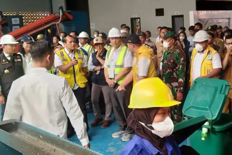 Luhut Binsar Panjaitan Kepincut Alat Pemusnah Sampah Hasil Inovasi Satgas Citarum Harum Sektor 7 