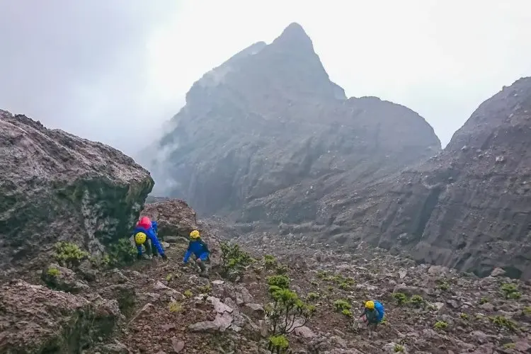 Gunung Raung Salah Satu Tujuan Populer di Kalangan Pendaki, Laut Jawa Dapat Dinikmati Dipuncaknya Kejauhan